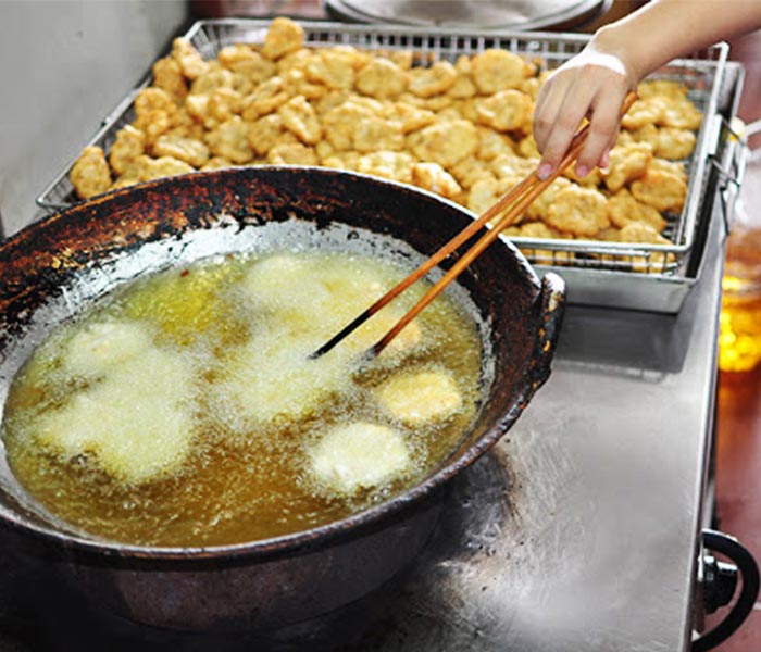 Chiên chả ngập dầu đến khi vàng đều 2 mặt
