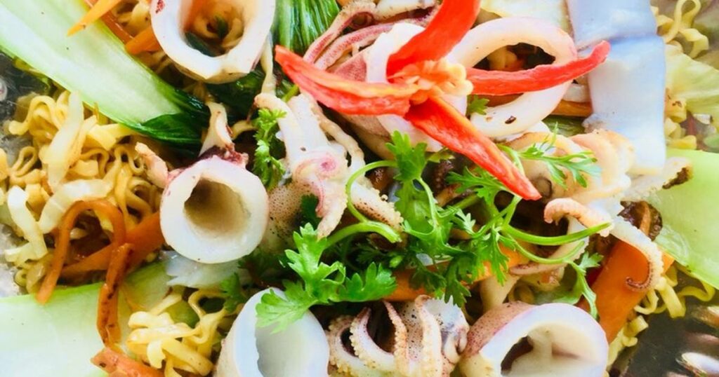 Mỳ xào mực cho bữa sáng đủ dinh dưỡng
